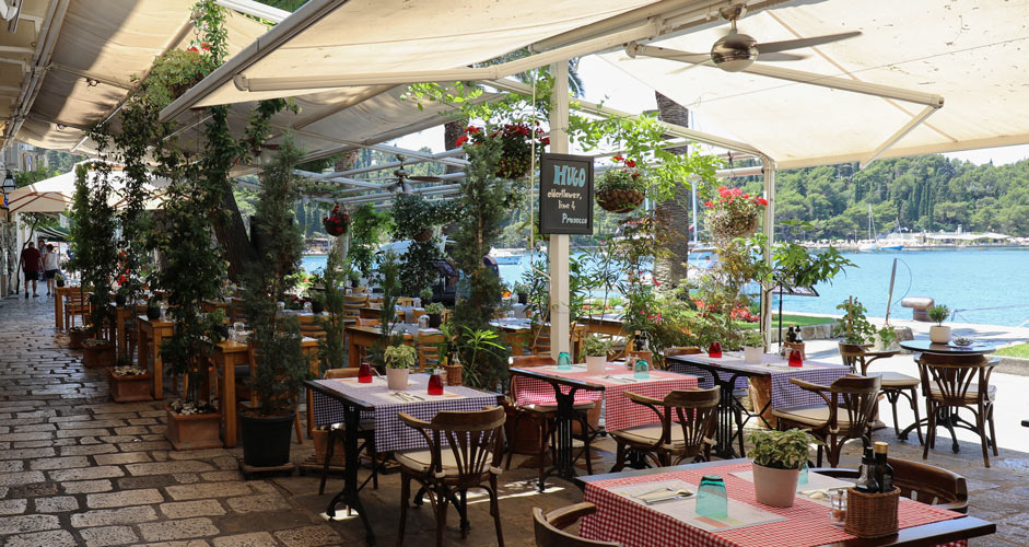 Restaurants along the promenade