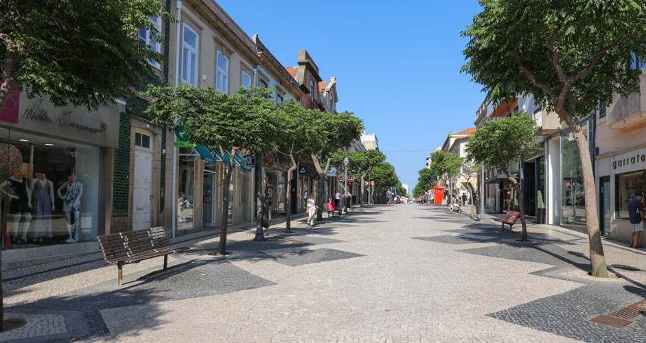 Rua 19 is the main shopping street in Espinho