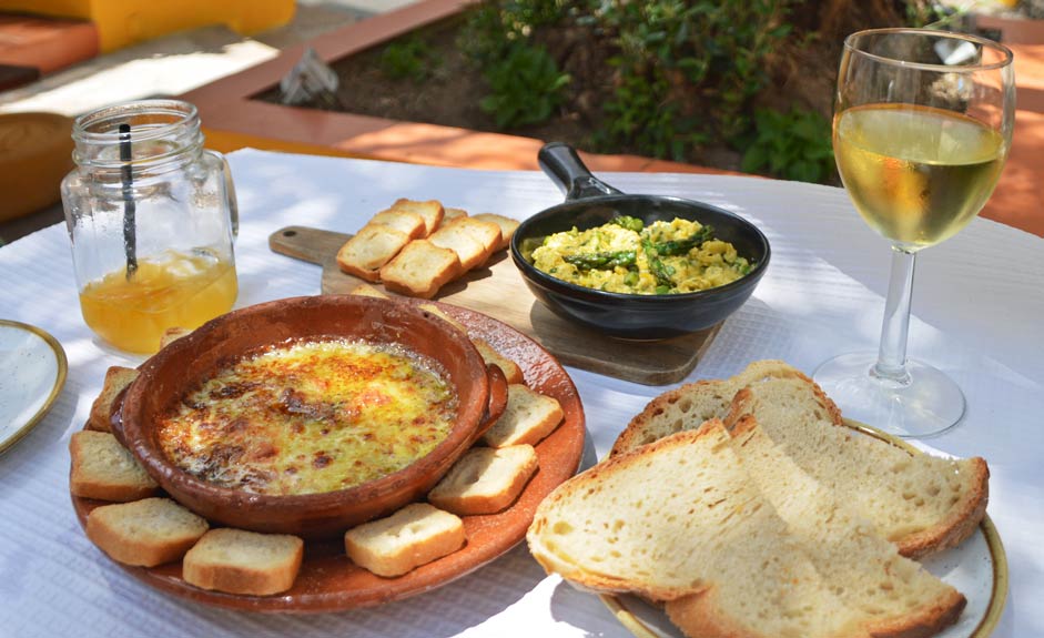 Grilled cheese and eggs with asparagus - Alentejo food